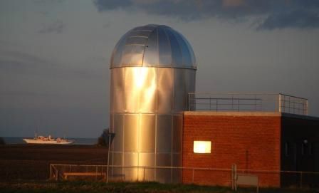Her ses Samsø Observatorium, hvor en del mennesker 23.-24. januar 2012  i tindrende frost lod sig belære om stjernehimlen, og så på den!